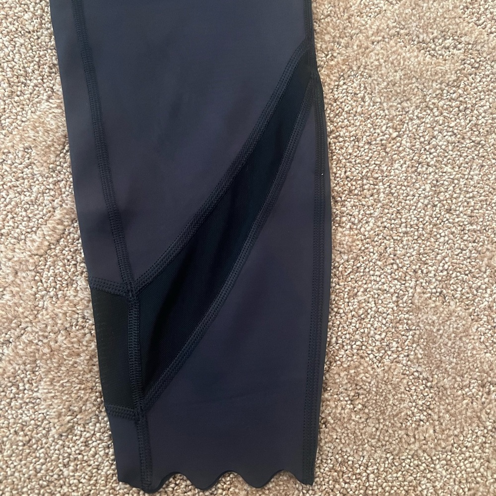 Peloton XL NWT Black leggings floral cut hem NWT Retail 90 host pick - Picture 12 of 17